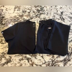 Great condition Figs scrub set in black. Top is a M, bottoms are a S/T